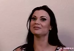 پاهای او سكس ايراني بايگاني را در مقابل سیاه پوست گسترده می کند
